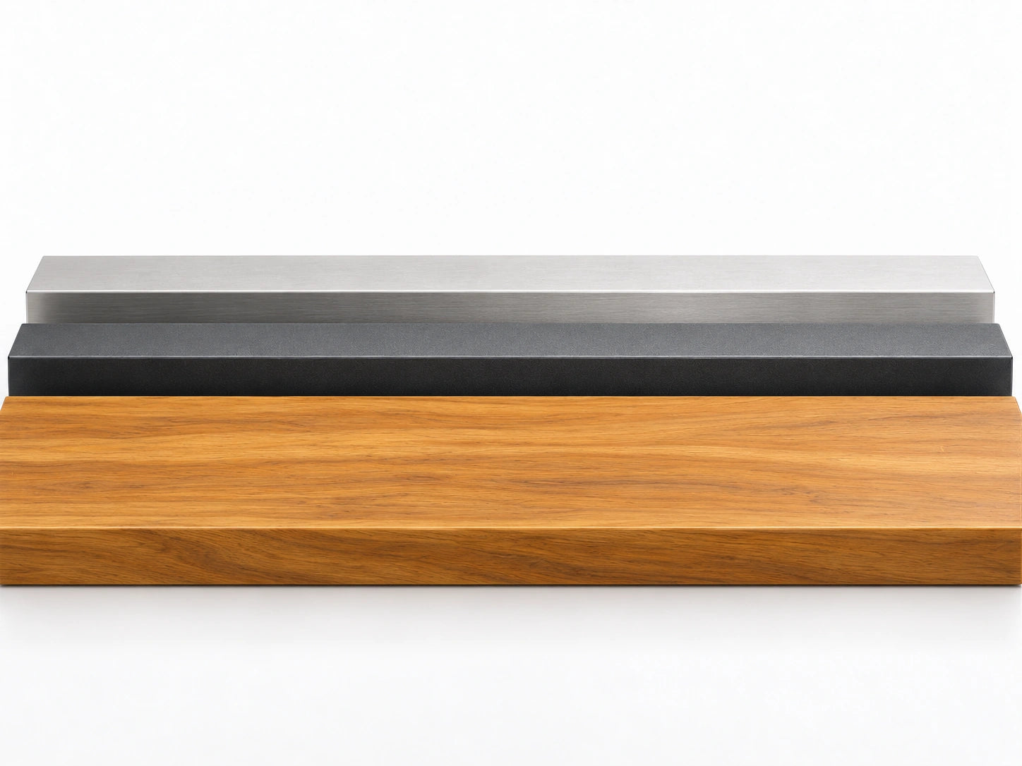 Eine präzise, skulpturale Anordnung von Materialmustern aus Holz, Graphit und Silber