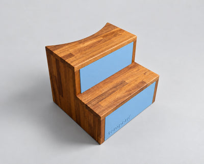 Temperd Barrel Pro cold plunge in Arctic Baby Blue, close-up of the wooden entry steps with the embossed temperd logo
